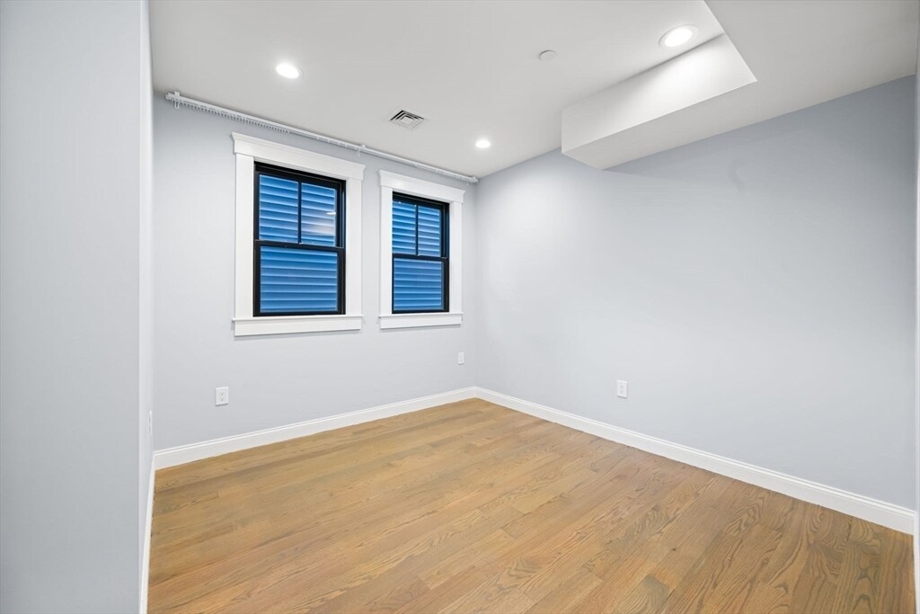 Building Photo - 225 E Eagle St