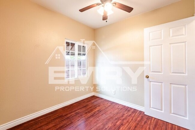 Building Photo - 2 Bed 1 Bath Unit for Rent in East Los Angeles Parking Available