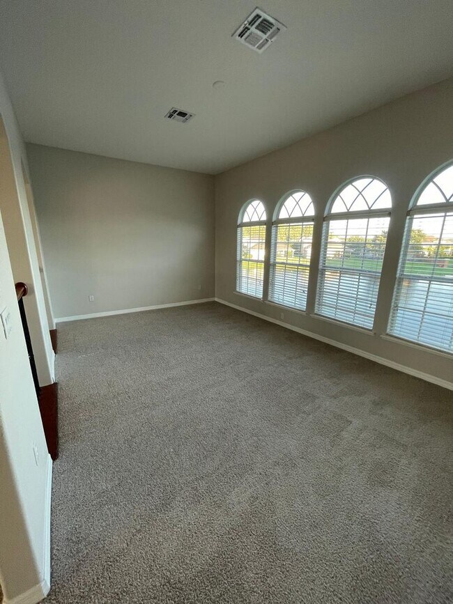 Building Photo - BRISTOL ESTATES 4 BEDRROM, 4 BATHROOMS, 3 CAR GARAGE HOUSE