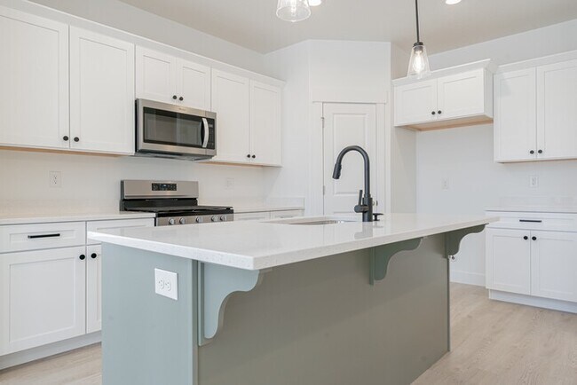 Building Photo - Townhouse in Saratoga Springs