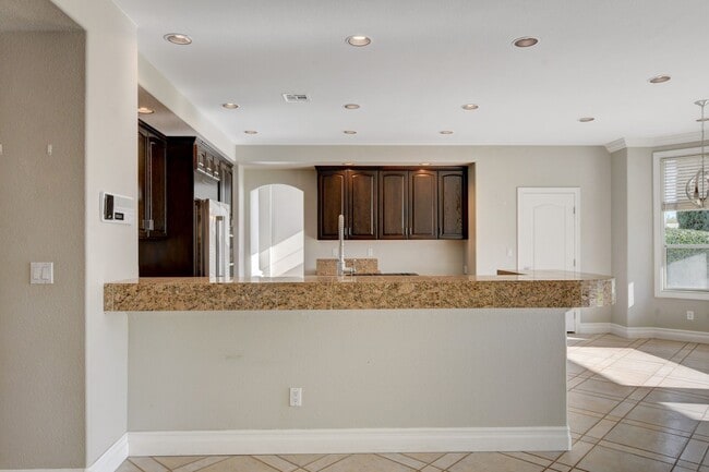 Building Photo - COMING SOON!! $1000 off 1st months Rent Guard-Gated Golf Course Living on the 14th Green!