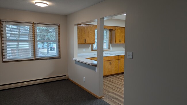 Breakfast Bar and Dining Area - 807 W 3rd St