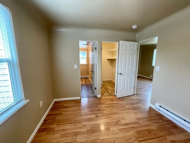 Building Photo - LOWER SOUTH HILL ONE BED NEAR HUCKLEBERRY'...