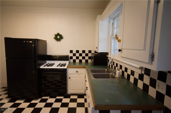 Building Photo - 30 Casterton Ave