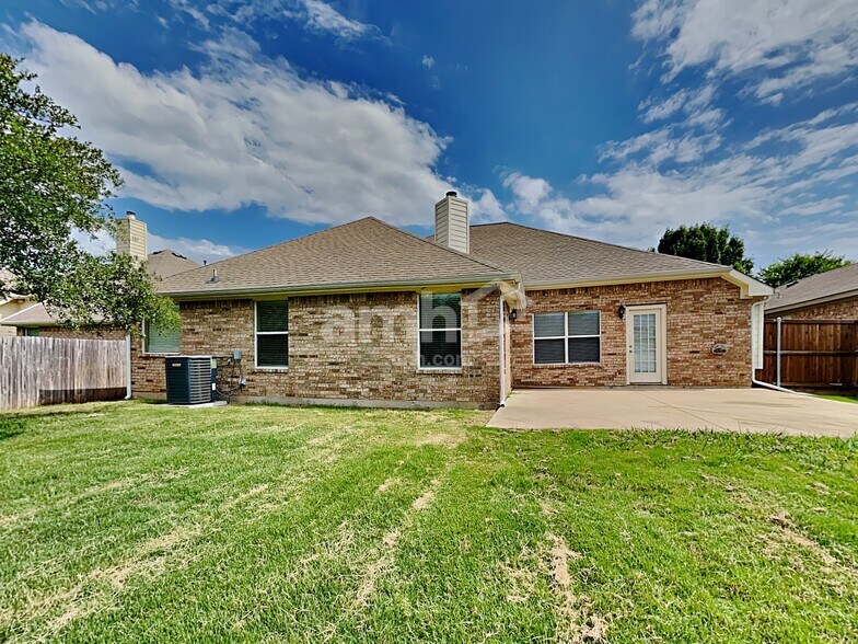 Building Photo - 5700 Creekway Dr