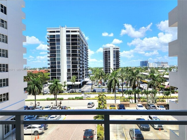 Building Photo - 2030 S Ocean Dr