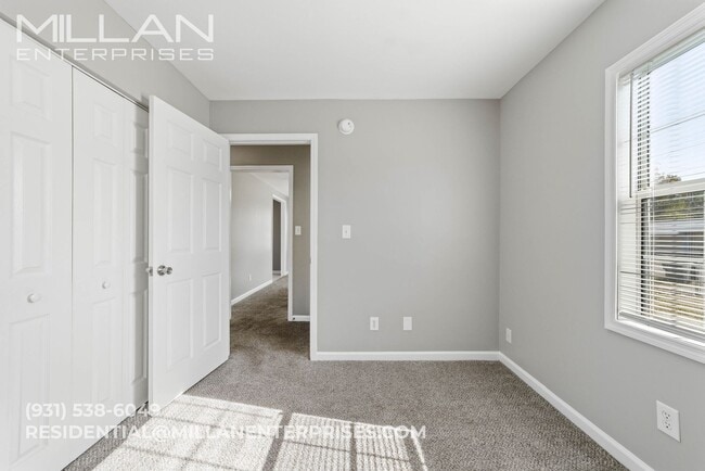 Building Photo - Cozy Home Featuring Spacious Rooms and Large Yard Close to Fort Campbell