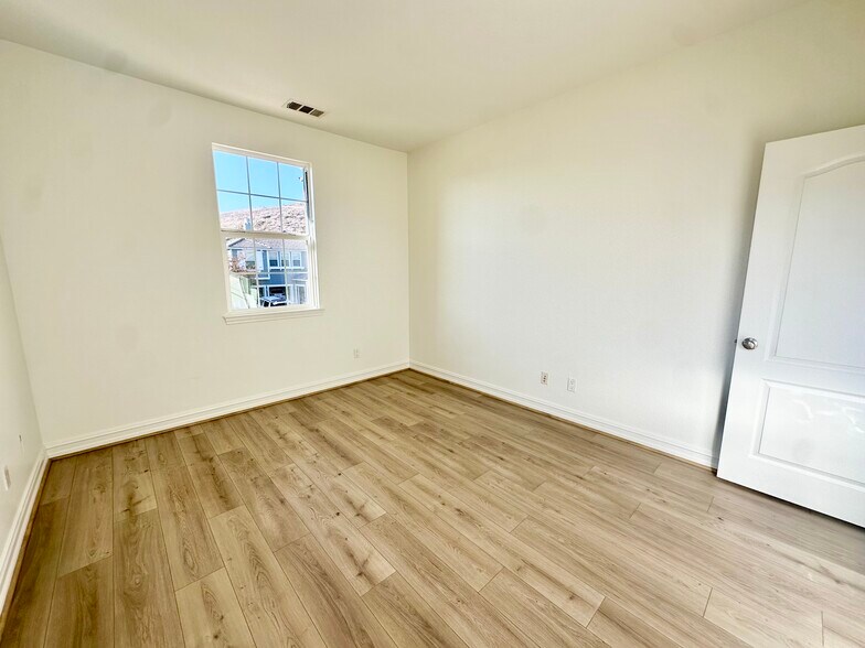 Building Photo - 1976 Lakota St