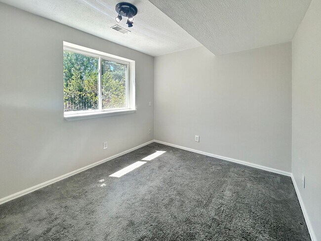 Building Photo - $0 DEPOSIT OPTION. DESIRABLE DAKOTA STATION SPLIT-LEVEL HOME WITH 3 BEDROOMS, 2 BATHS, AND SPACIO...