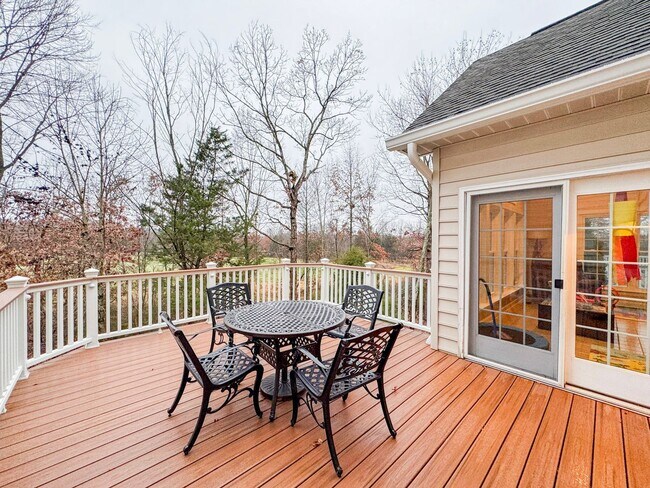 Building Photo - Lavish 4 Bed 3.5 Bath Home With Sunroom & Large Recreation Room In Desired South Riding