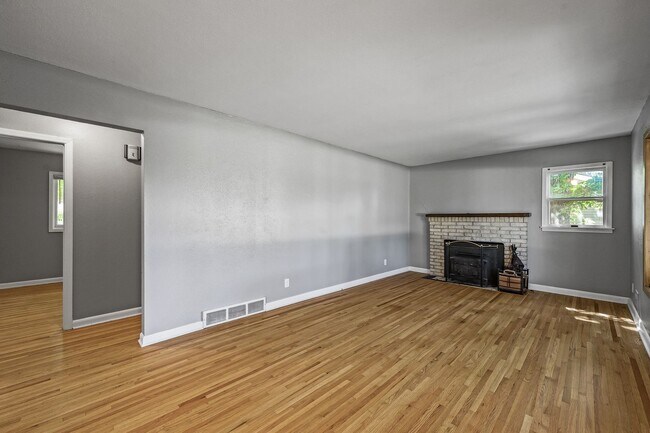 Building Photo - Gorgeous Shoreview House 3BR 1 Bath  Available Early May!