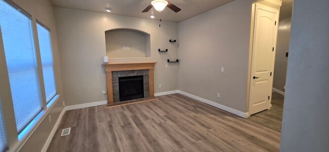 Building Photo - Pet Friendly Beautiful 3 Bed 3.5 Bath in R...