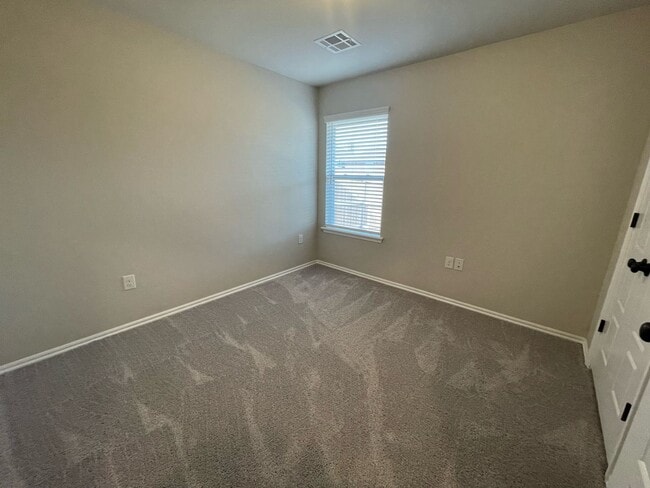 Building Photo - 3 bed Yukon