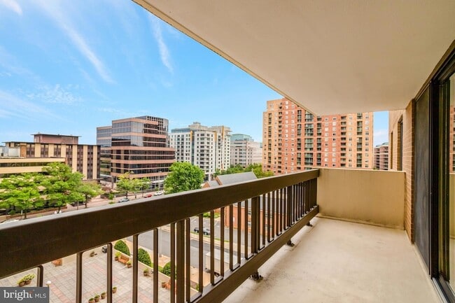 Building Photo - 3800 Fairfax Dr