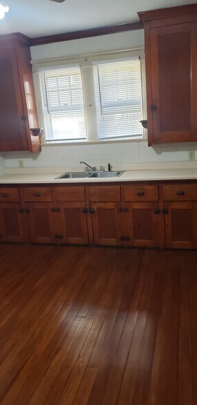 Building Photo - 36 Roberts St