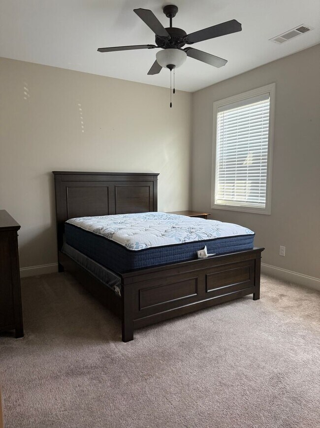 Building Photo - 3855 Academy Dr