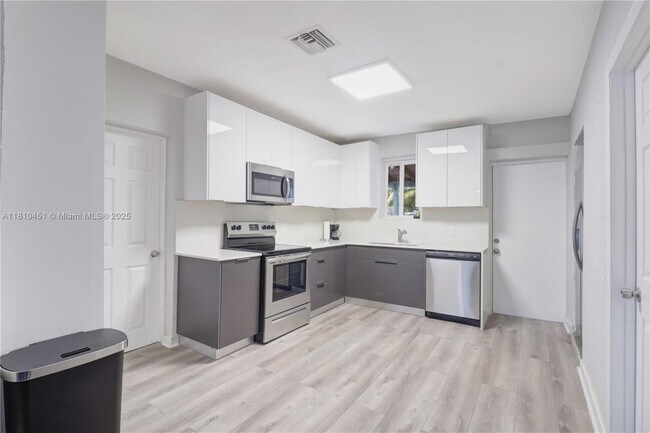 Building Photo - 6039 SW 38th St