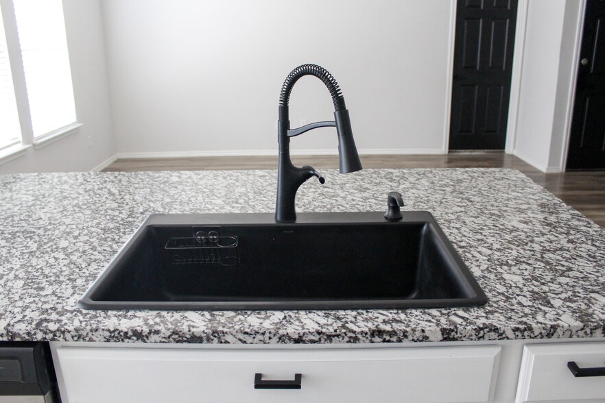 Building Photo - 1013 Velvet Ct