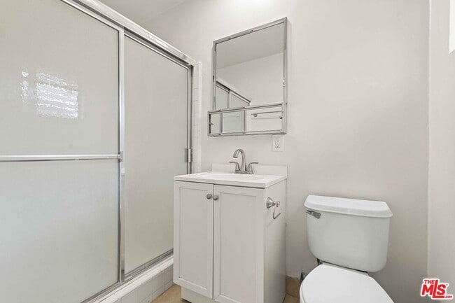 Building Photo - 15540 Moorpark St