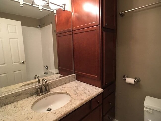 Building Photo - "Charming 2-Bedroom Retreat in Lisle with Spacious Living – 850 Sq Ft of Comfort!"