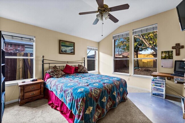 Building Photo - 1055 Port Sullivan Dr