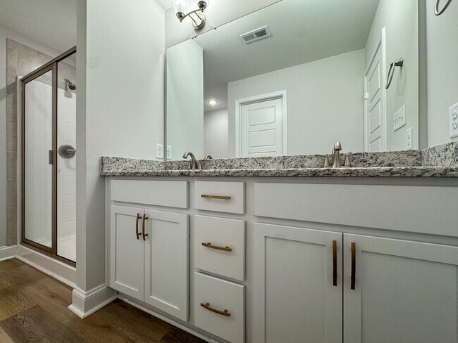 Building Photo - Beautiful 3 Bed 2.5 Bath Home in Raeford