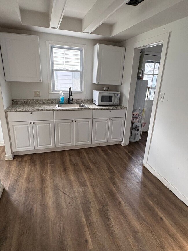 Building Photo - Lee/Harvard 3 Bedroom Single