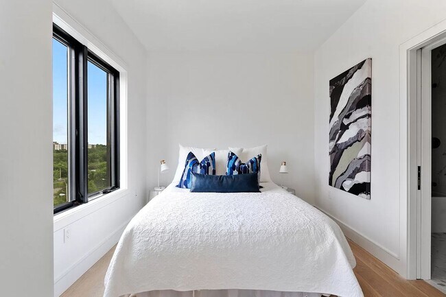 Building Photo - Parking Included + Amenities + 1.5 Month F...