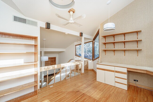 Building Photo - 1424 Bradford Dr