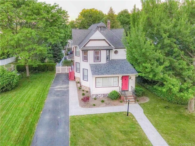 Building Photo - 105 Main St