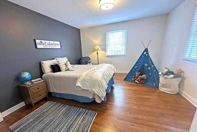 Building Photo - 3815 Montclair Dr