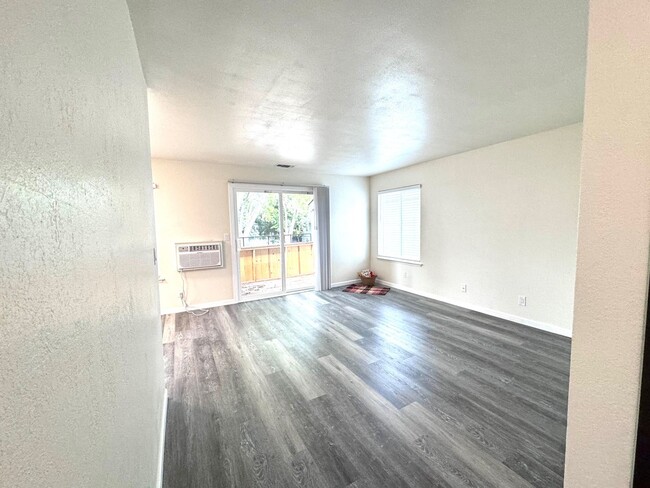 Building Photo - FULLY REMODELED * 1 BED / 1 BATH