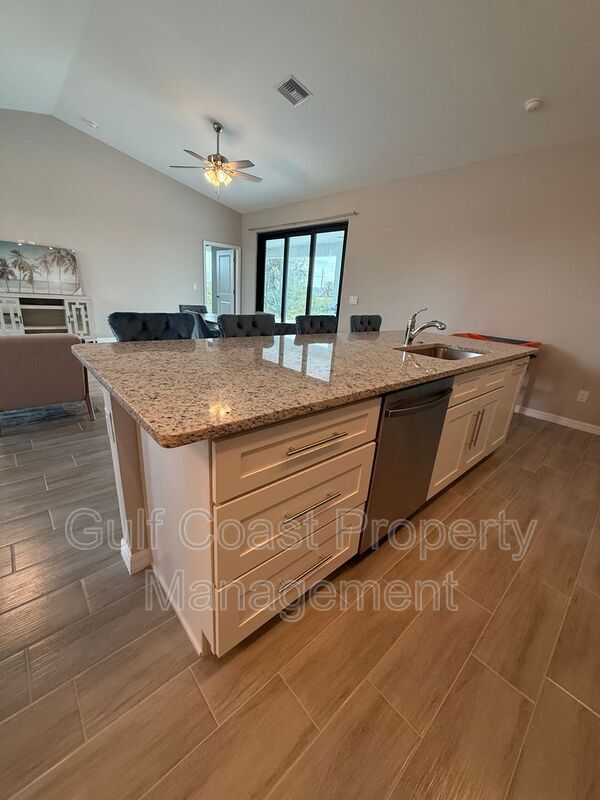 Building Photo - 2609 NE 5th Pl