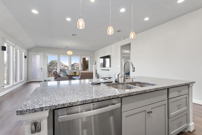 Building Photo - 547 Jefferson Dr