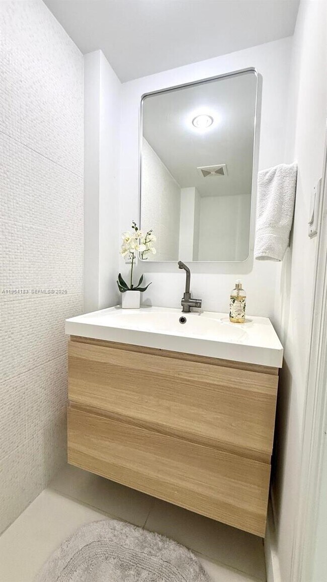 Building Photo - 6917 Collins Ave