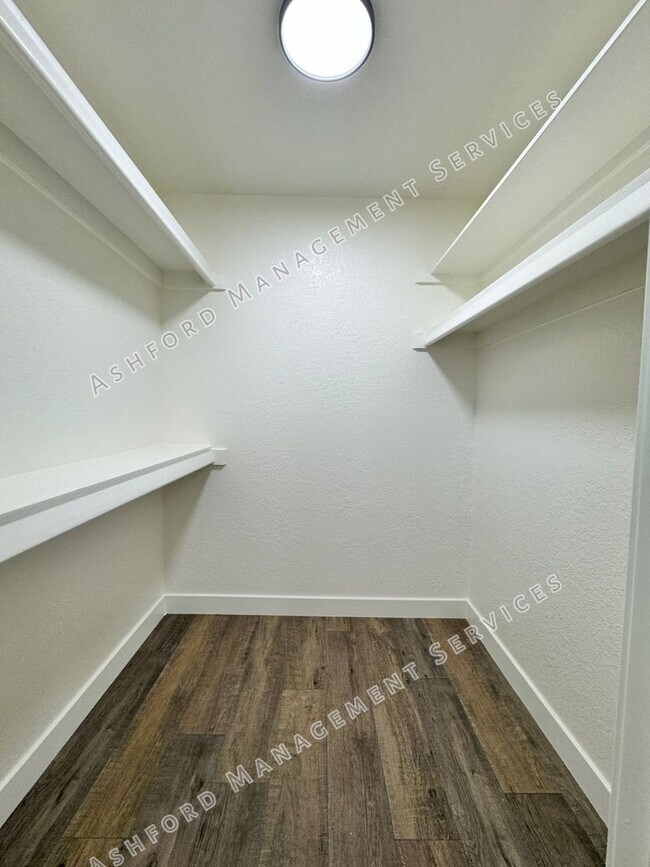 Building Photo - 520 N Stapley Dr