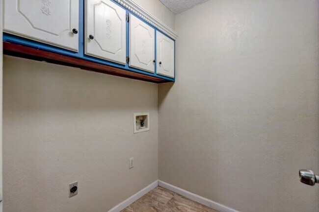 Building Photo - 3 Bed 2 Bath in OKC!