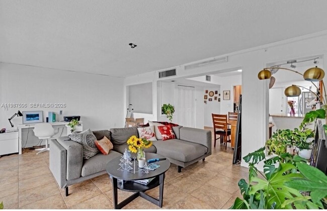 Building Photo - 9240 Fontainebleau Blvd