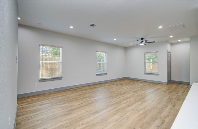 Building Photo - 835 S Victory Dr