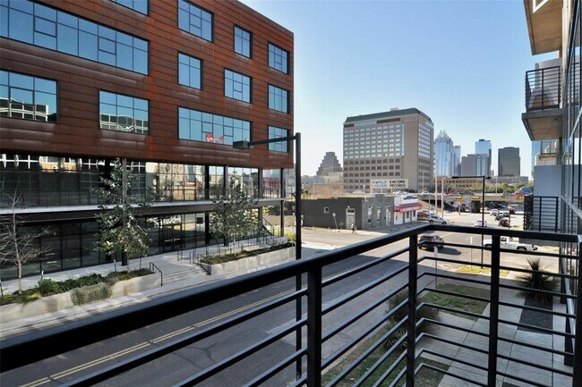 Building Photo - 601 Brushy St