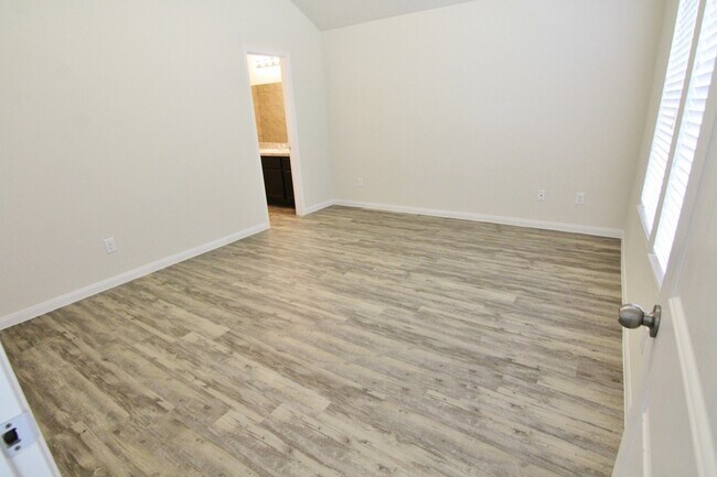 Building Photo - 11 Leisure Shore Ct