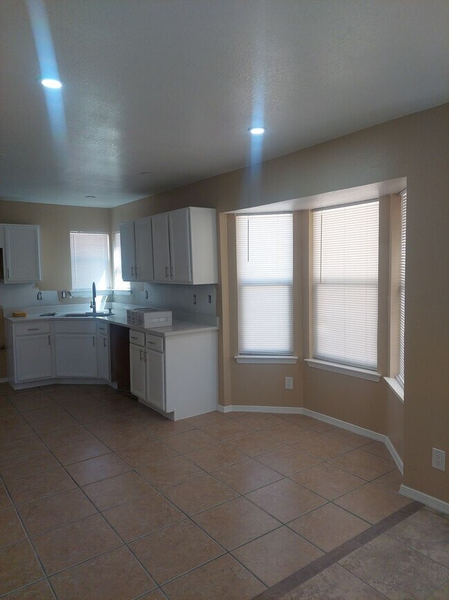 Building Photo - 4 BEDROOM 3 BATHROOM HOME! fully remodeled...