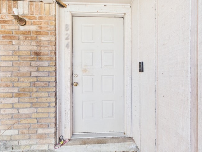 Building Photo - 824 San Saba Dr