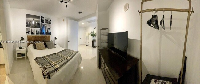 Building Photo - 15811 Collins Ave