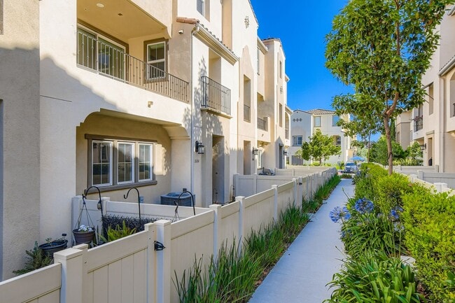 Building Photo - Stylish Three-Story Townhome with Private Courtyard & Pool Access