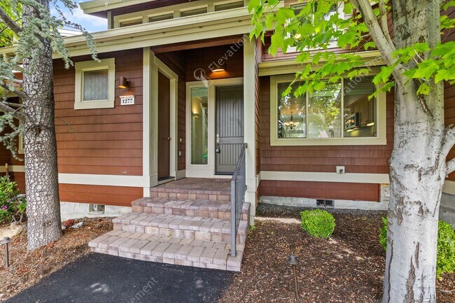 Building Photo - Eagle Crest Townhome Steps to Lakeside Cen...