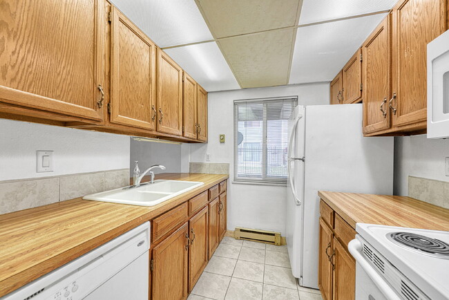 Building Photo - $1,395.95, 1 bed, 1 bath garden level Condo with Washer/Dryer