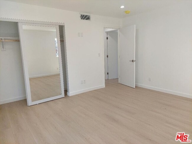 Building Photo - 130 W 59th Pl