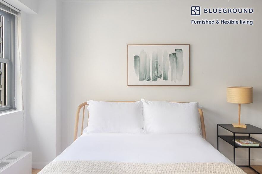 Building Photo - 330 E 46th St