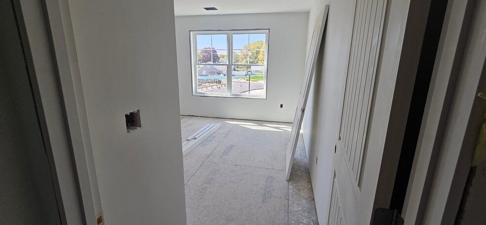 Building Photo - 719 Putnam Pike
